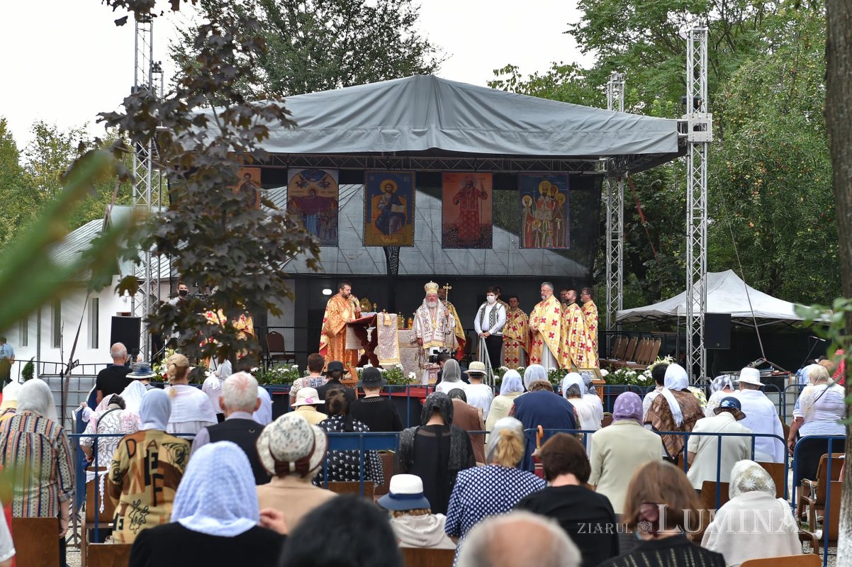 Veșmântul sfințeniei pentru Biserica „Acoperământul Maicii Domnului”-Titan 150930