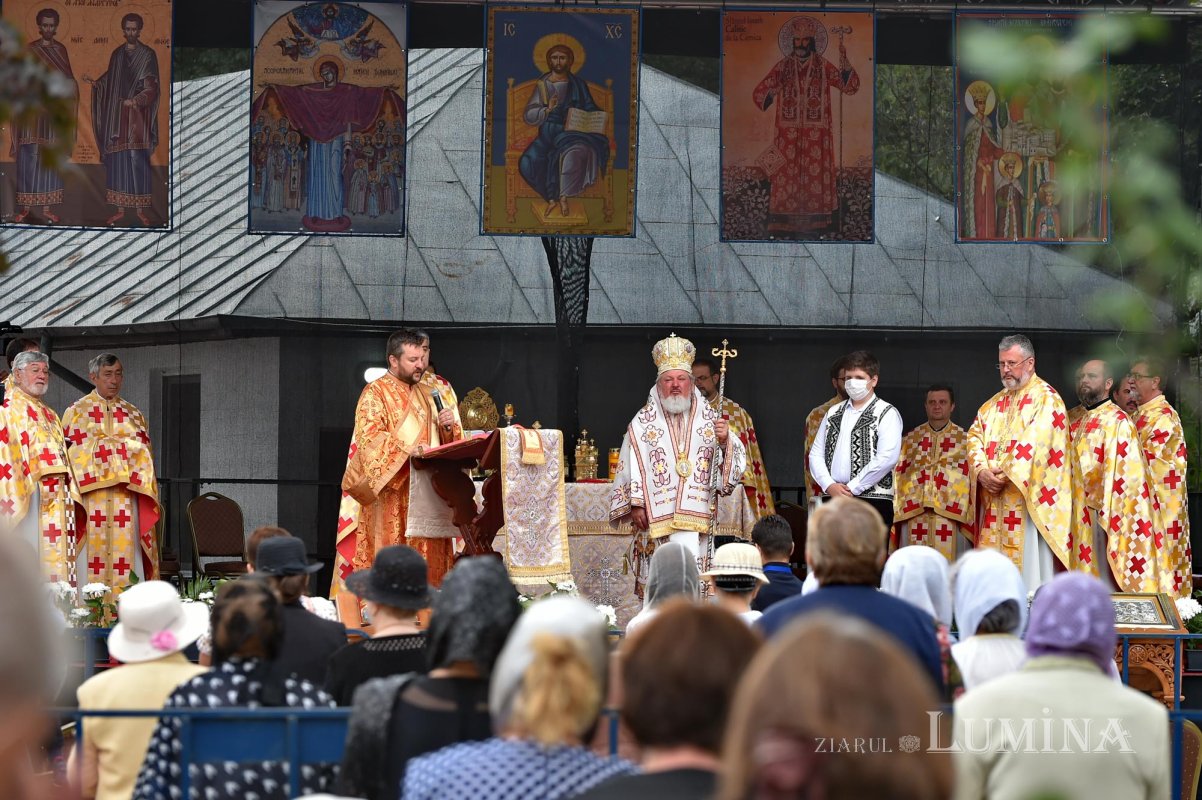 Veșmântul sfințeniei pentru Biserica „Acoperământul Maicii Domnului”-Titan 150931