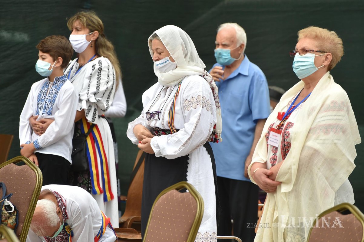 Veșmântul sfințeniei pentru Biserica „Acoperământul Maicii Domnului”-Titan 150933