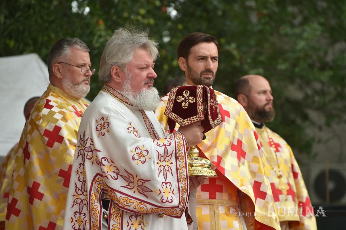 Veșmântul sfințeniei pentru Biserica „Acoperământul Maicii Domnului”-Titan 150934