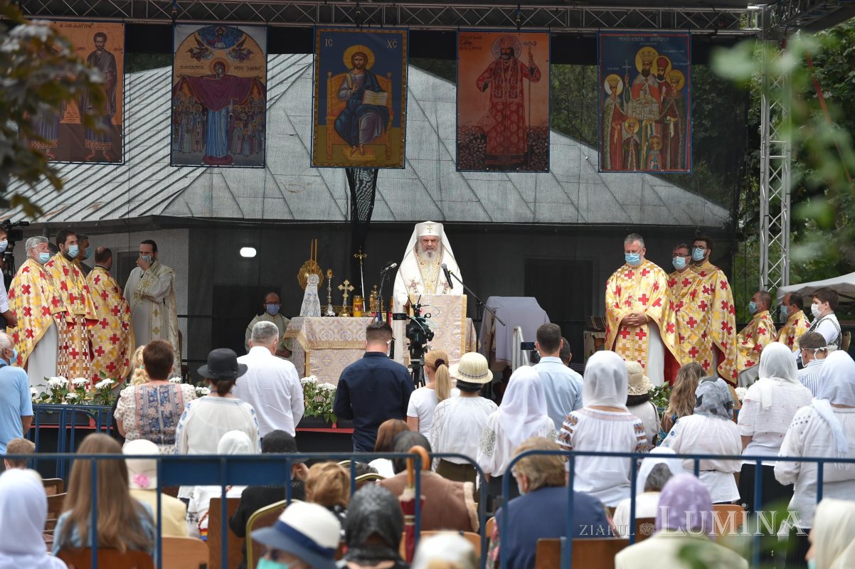 Veșmântul sfințeniei pentru Biserica „Acoperământul Maicii Domnului”-Titan 150935