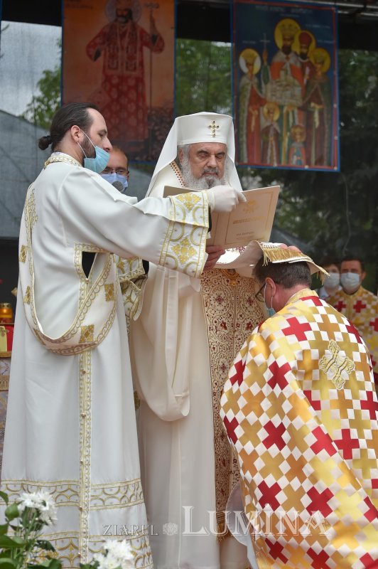 Veșmântul sfințeniei pentru Biserica „Acoperământul Maicii Domnului”-Titan 150937