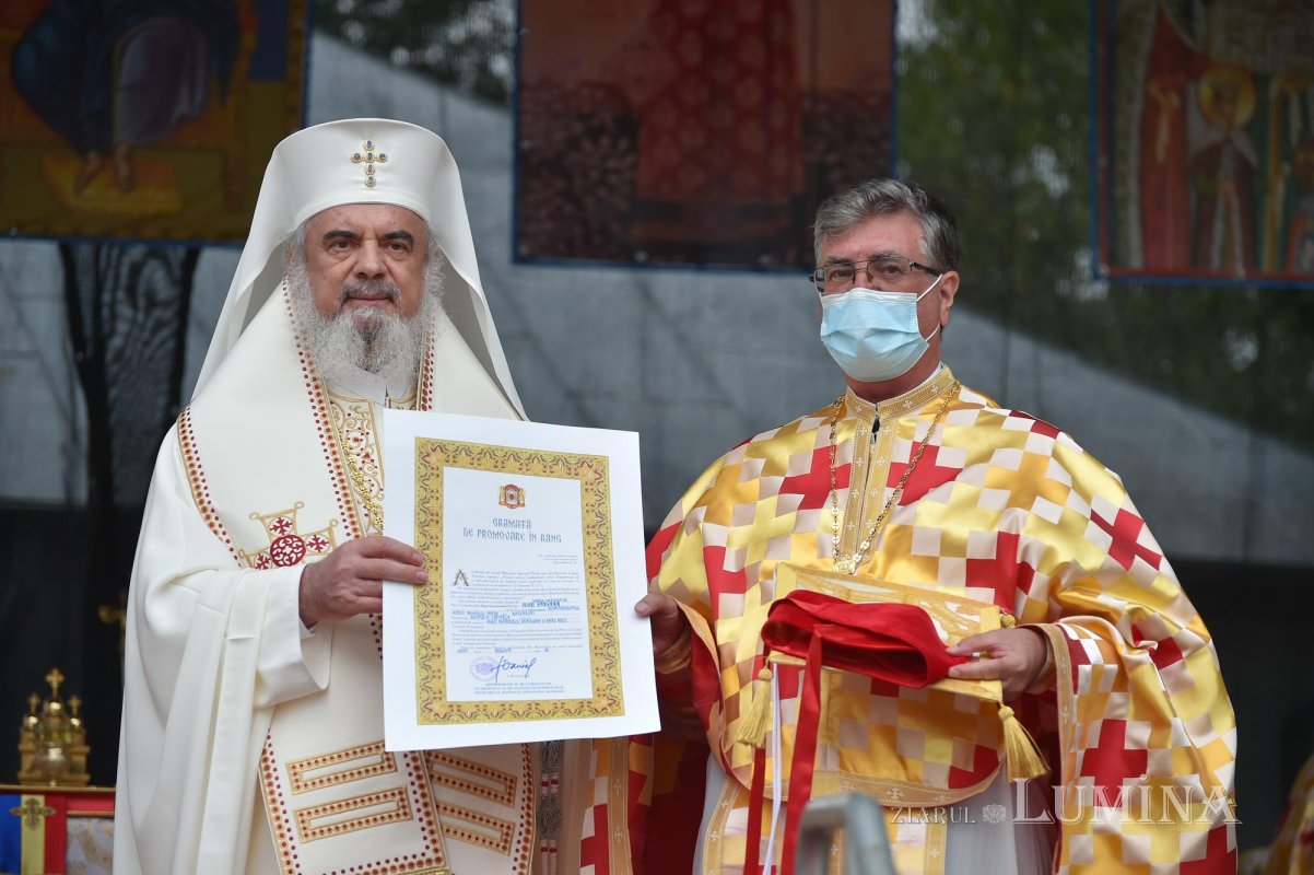 Veșmântul sfințeniei pentru Biserica „Acoperământul Maicii Domnului”-Titan 150938