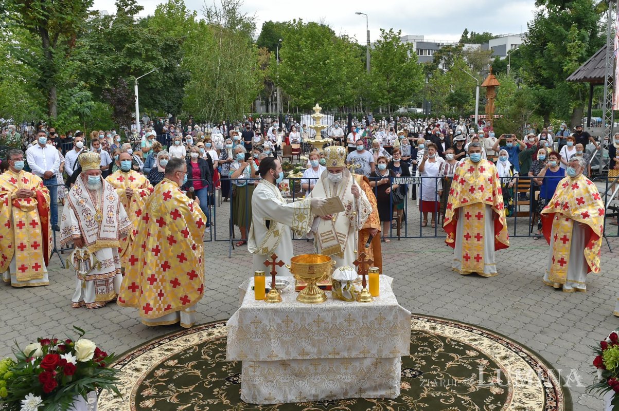 Veșmântul sfințeniei pentru Biserica „Acoperământul Maicii Domnului”-Titan 150941