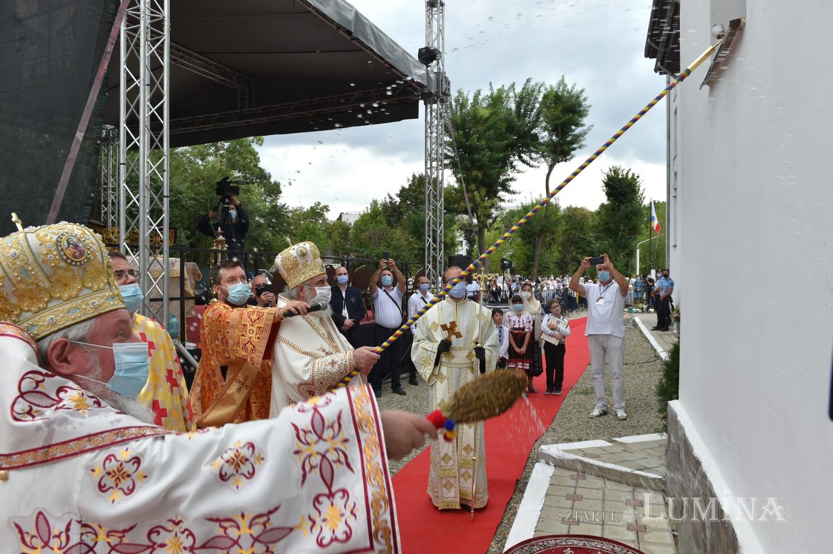 Veșmântul sfințeniei pentru Biserica „Acoperământul Maicii Domnului”-Titan 150942