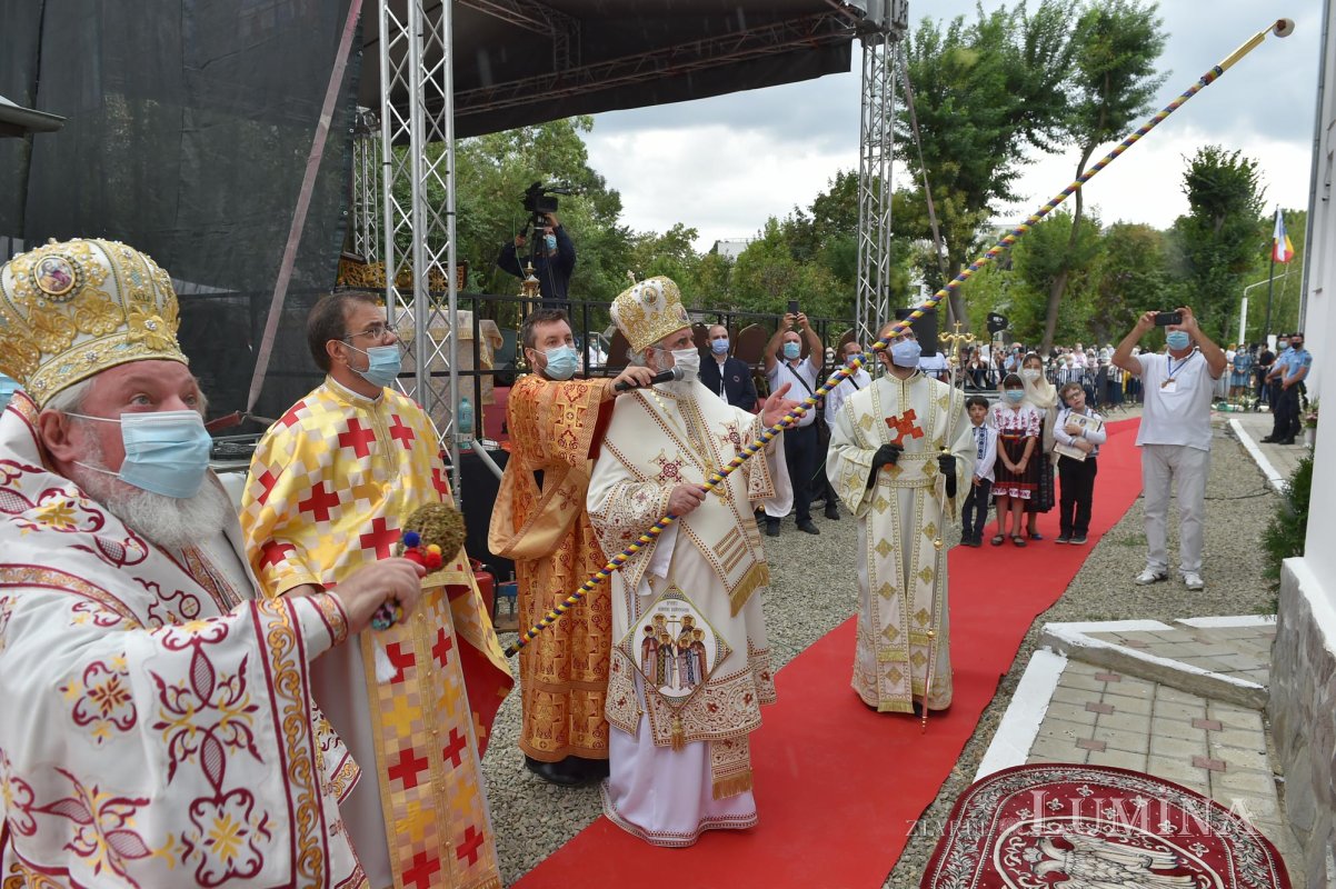 Veșmântul sfințeniei pentru Biserica „Acoperământul Maicii Domnului”-Titan 150943