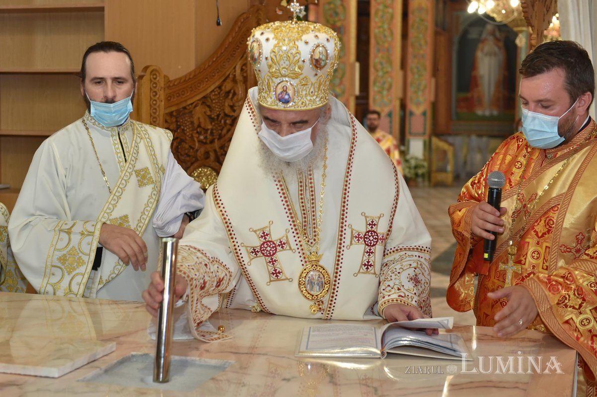 Veșmântul sfințeniei pentru Biserica „Acoperământul Maicii Domnului”-Titan 150946