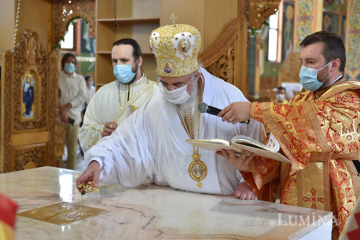 Veșmântul sfințeniei pentru Biserica „Acoperământul Maicii Domnului”-Titan 150947