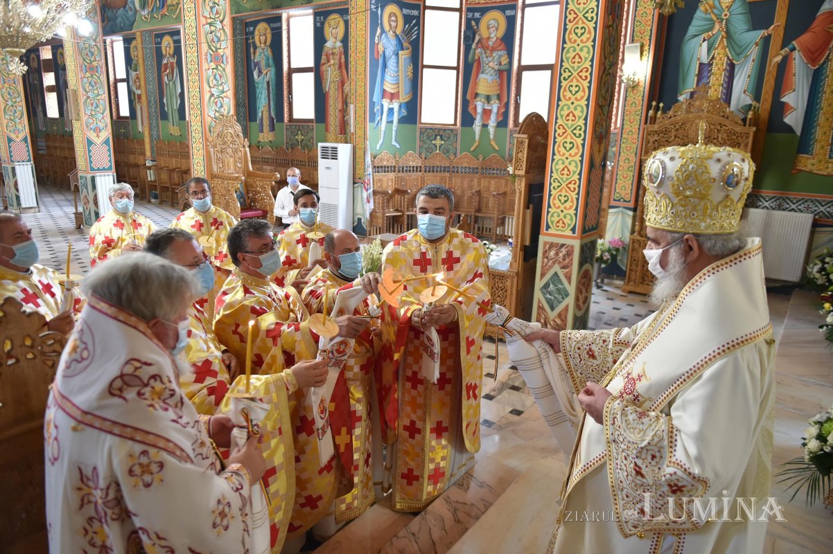 Veșmântul sfințeniei pentru Biserica „Acoperământul Maicii Domnului”-Titan 150951