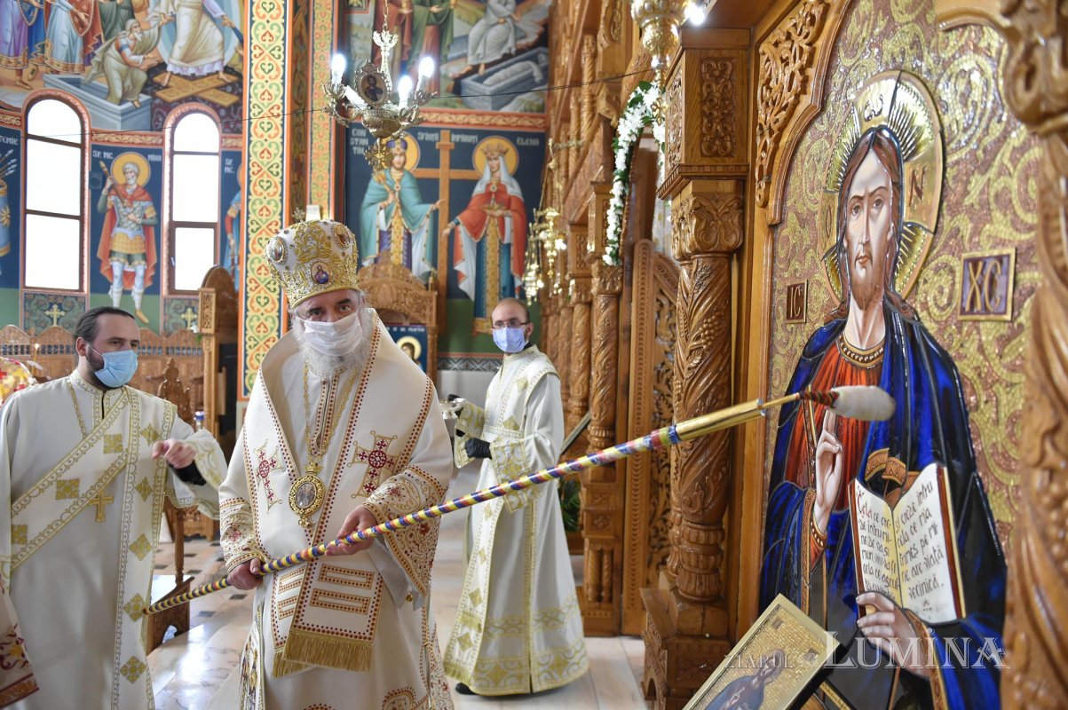 Veșmântul sfințeniei pentru Biserica „Acoperământul Maicii Domnului”-Titan 150953