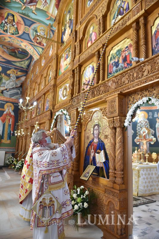 Veșmântul sfințeniei pentru Biserica „Acoperământul Maicii Domnului”-Titan 150954