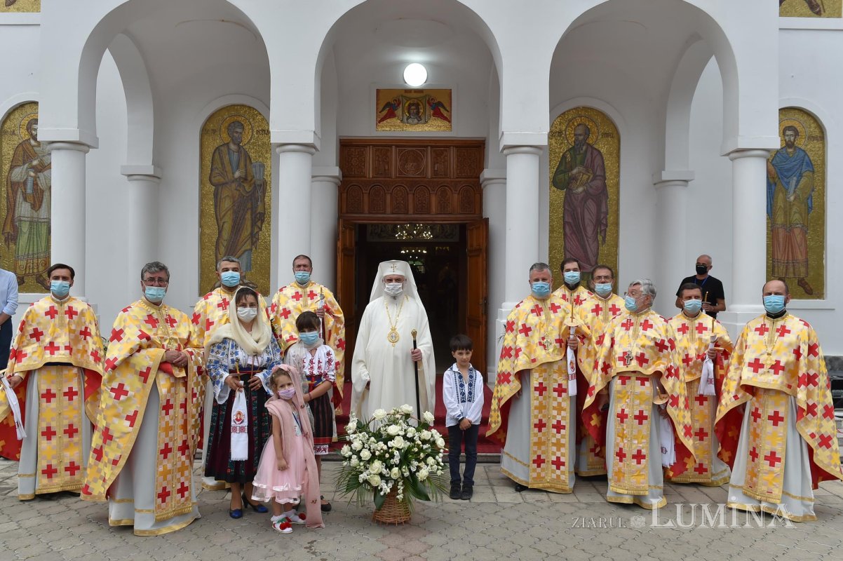 Veșmântul sfințeniei pentru Biserica „Acoperământul Maicii Domnului”-Titan 150955