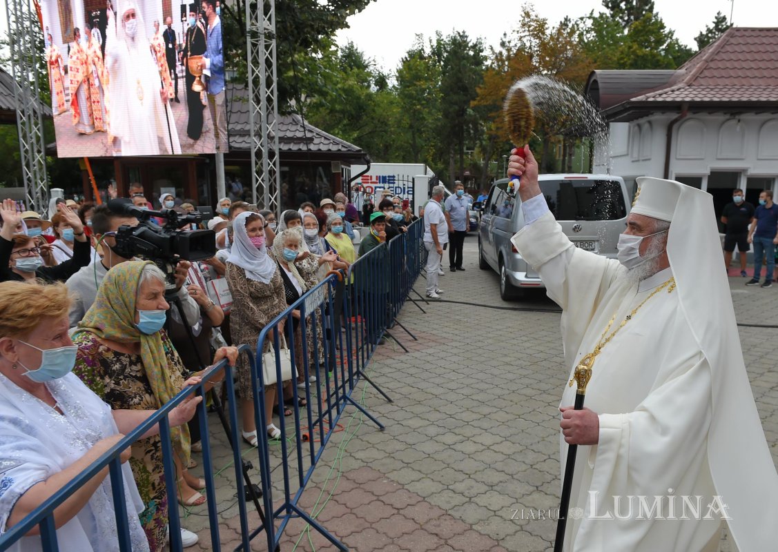 Veșmântul sfințeniei pentru Biserica „Acoperământul Maicii Domnului”-Titan 150956