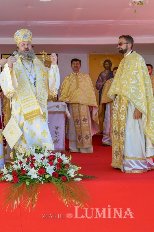 Sfințirea noii biserici din localitatea prahoveană Vărbilău 152130