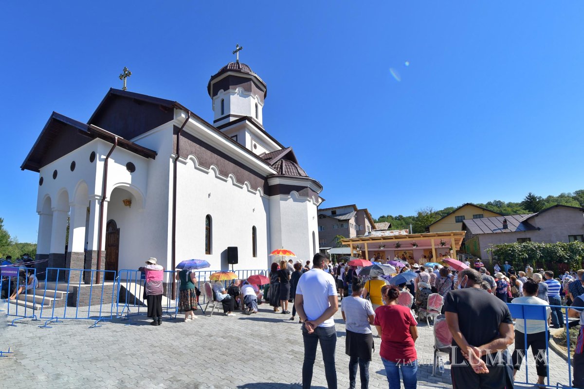 Sfințirea noii biserici din localitatea prahoveană Vărbilău 152131