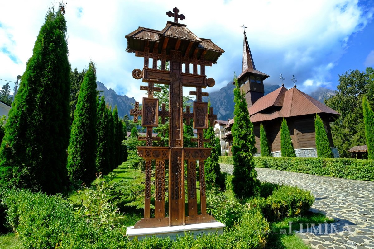 Mănăstirea Caraiman, popas odihnitor la umbra Crucii Eroilor Neamului 152811