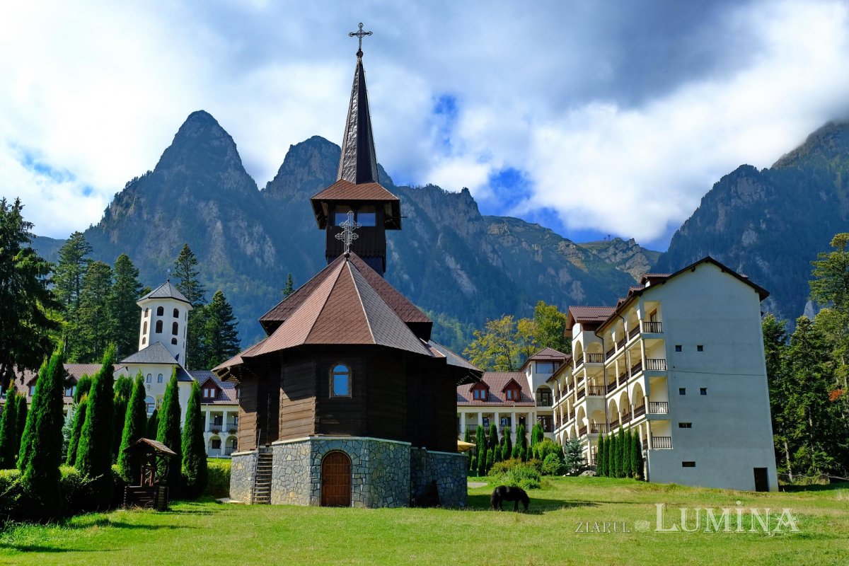 Mănăstirea Caraiman, popas odihnitor la umbra Crucii Eroilor Neamului 152812