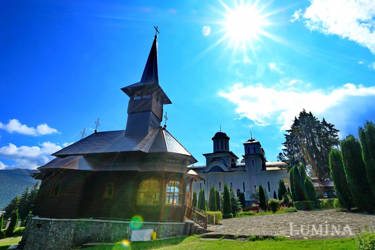 Mănăstirea Caraiman, popas odihnitor la umbra Crucii Eroilor Neamului 152813