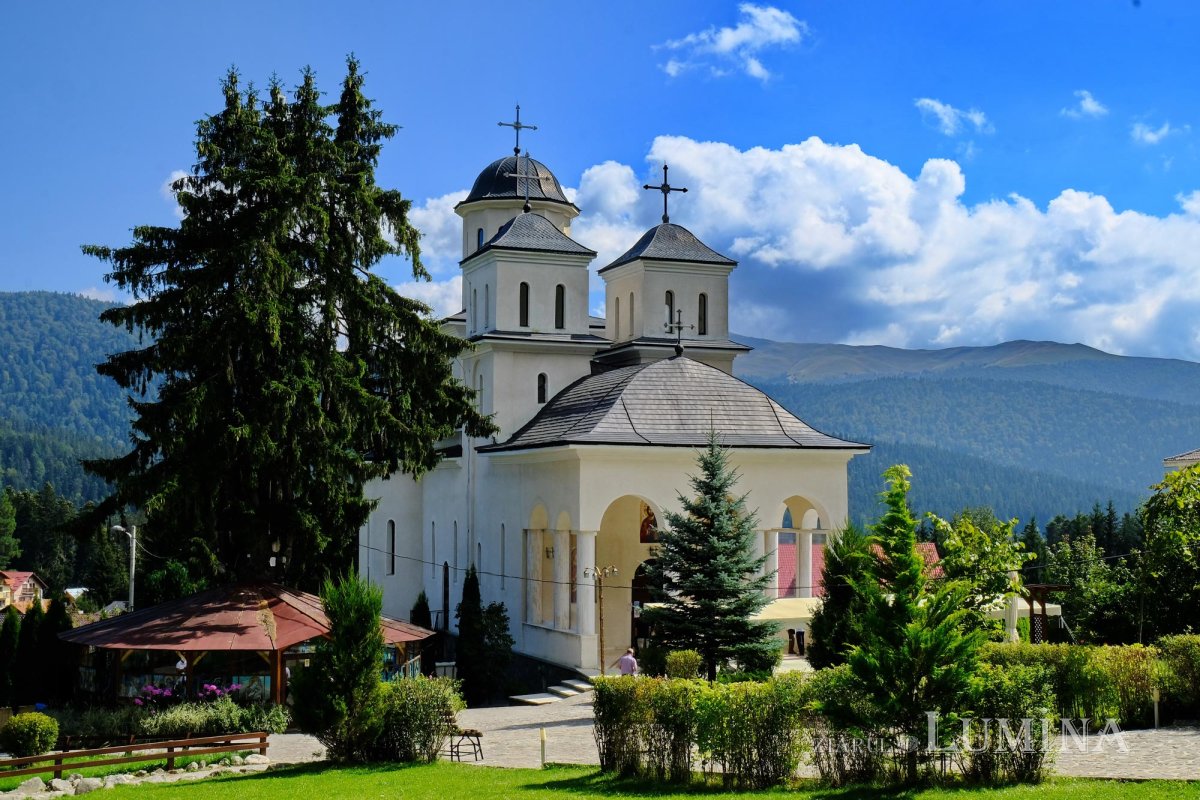 Mănăstirea Caraiman, popas odihnitor la umbra Crucii Eroilor Neamului 152814