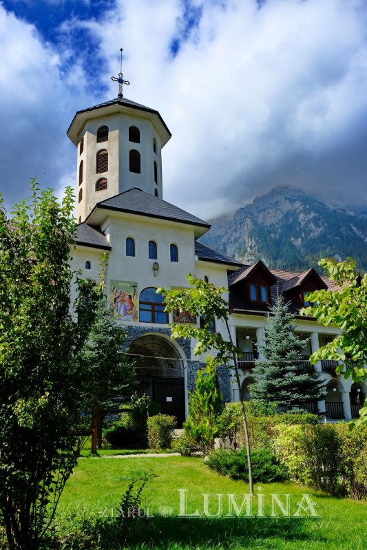 Mănăstirea Caraiman, popas odihnitor la umbra Crucii Eroilor Neamului 152815