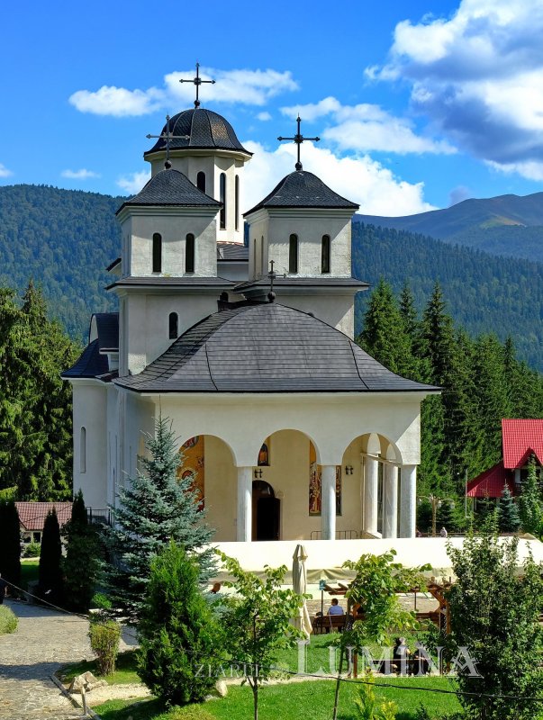 Mănăstirea Caraiman, popas odihnitor la umbra Crucii Eroilor Neamului 152820