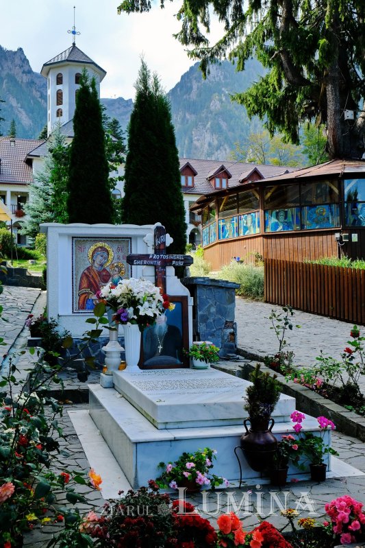 Mănăstirea Caraiman, popas odihnitor la umbra Crucii Eroilor Neamului 152821