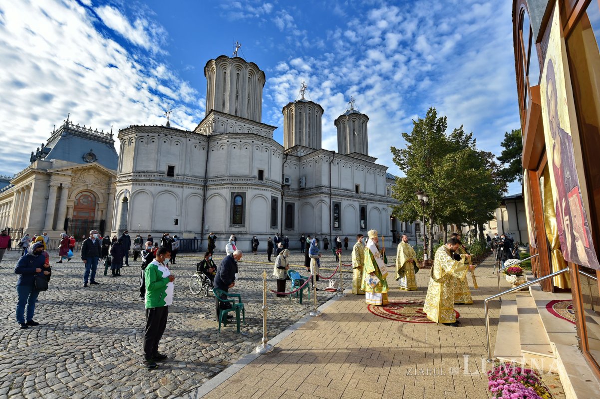 Prinos de cinstire adus Sfintei Parascheva în București 154864