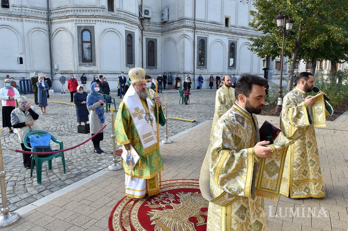 Prinos de cinstire adus Sfintei Parascheva în București 154865