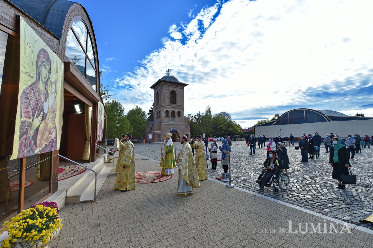 Prinos de cinstire adus Sfintei Parascheva în București 154867