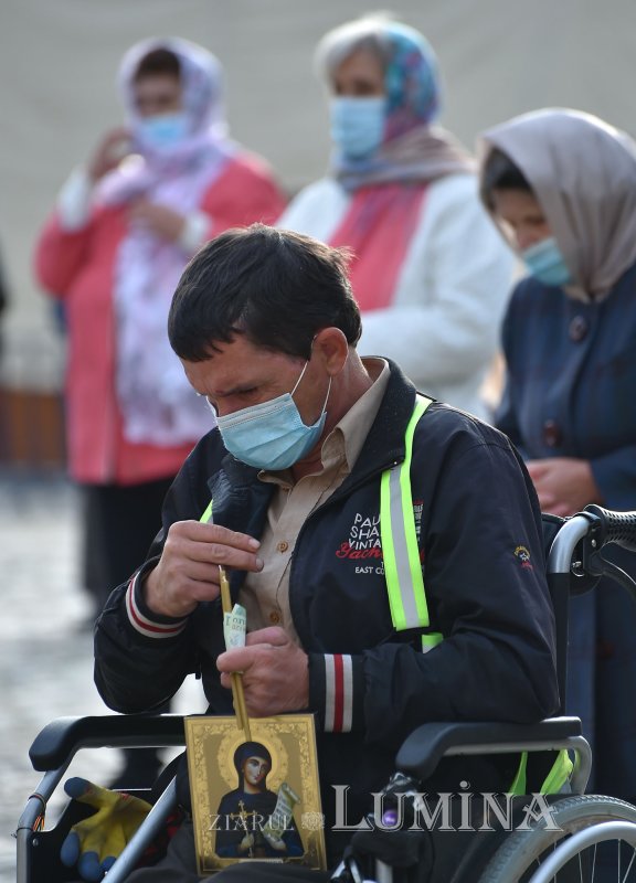 Prinos de cinstire adus Sfintei Parascheva în București 154875