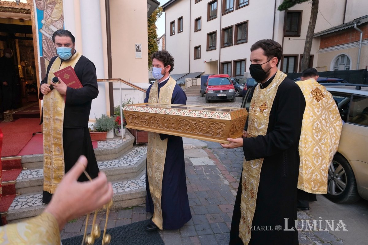 Veșmânt al Muceniței Filofteia la Biserica Oborul Vechi din Capitală 155311