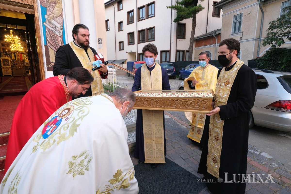 Veșmânt al Muceniței Filofteia la Biserica Oborul Vechi din Capitală 155312