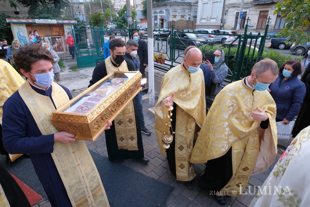 Veșmânt al Muceniței Filofteia la Biserica Oborul Vechi din Capitală 155313