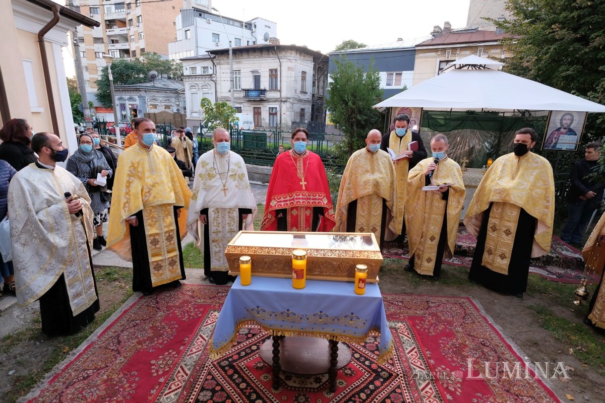 Veșmânt al Muceniței Filofteia la Biserica Oborul Vechi din Capitală 155318