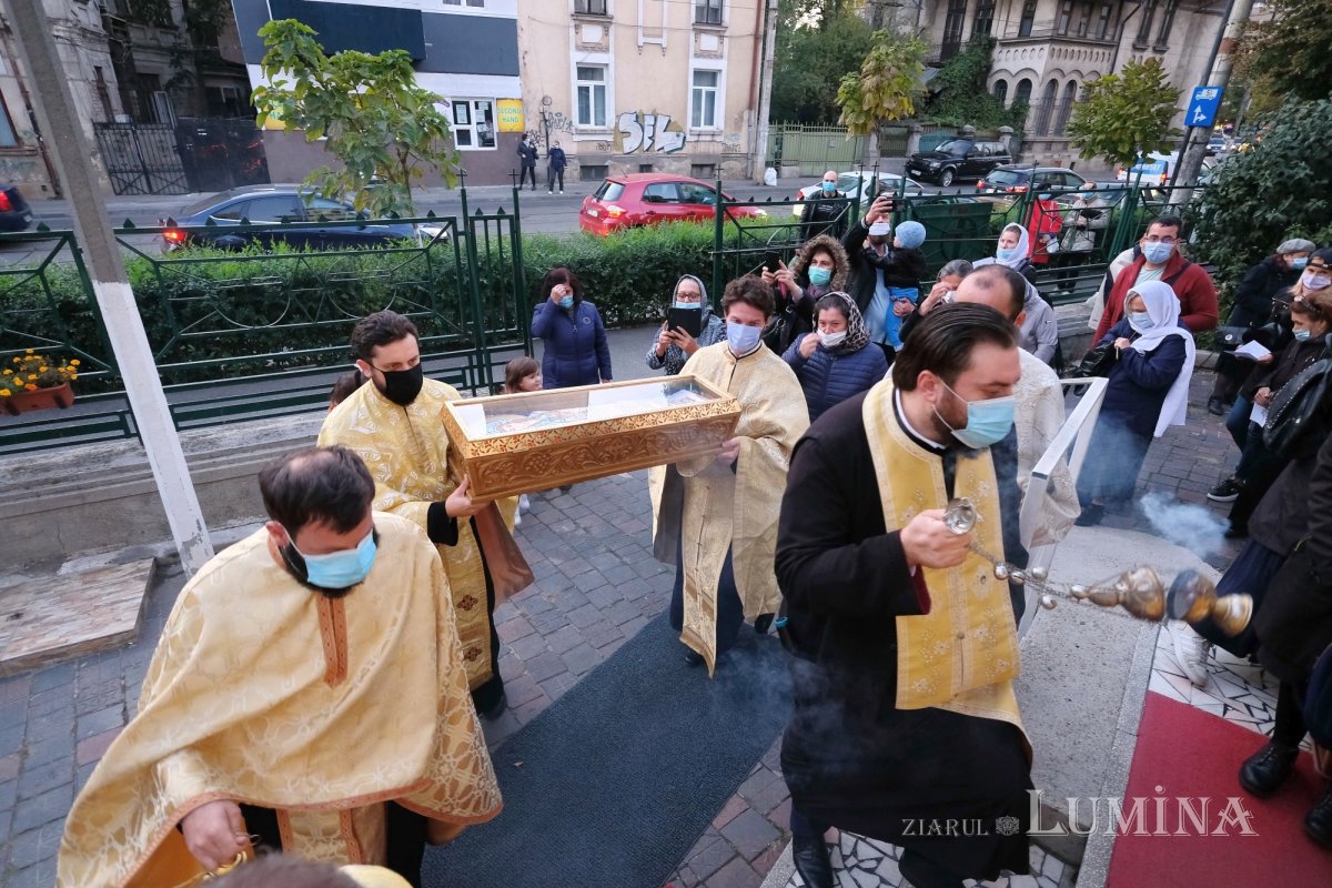 Veșmânt al Muceniței Filofteia la Biserica Oborul Vechi din Capitală 155325