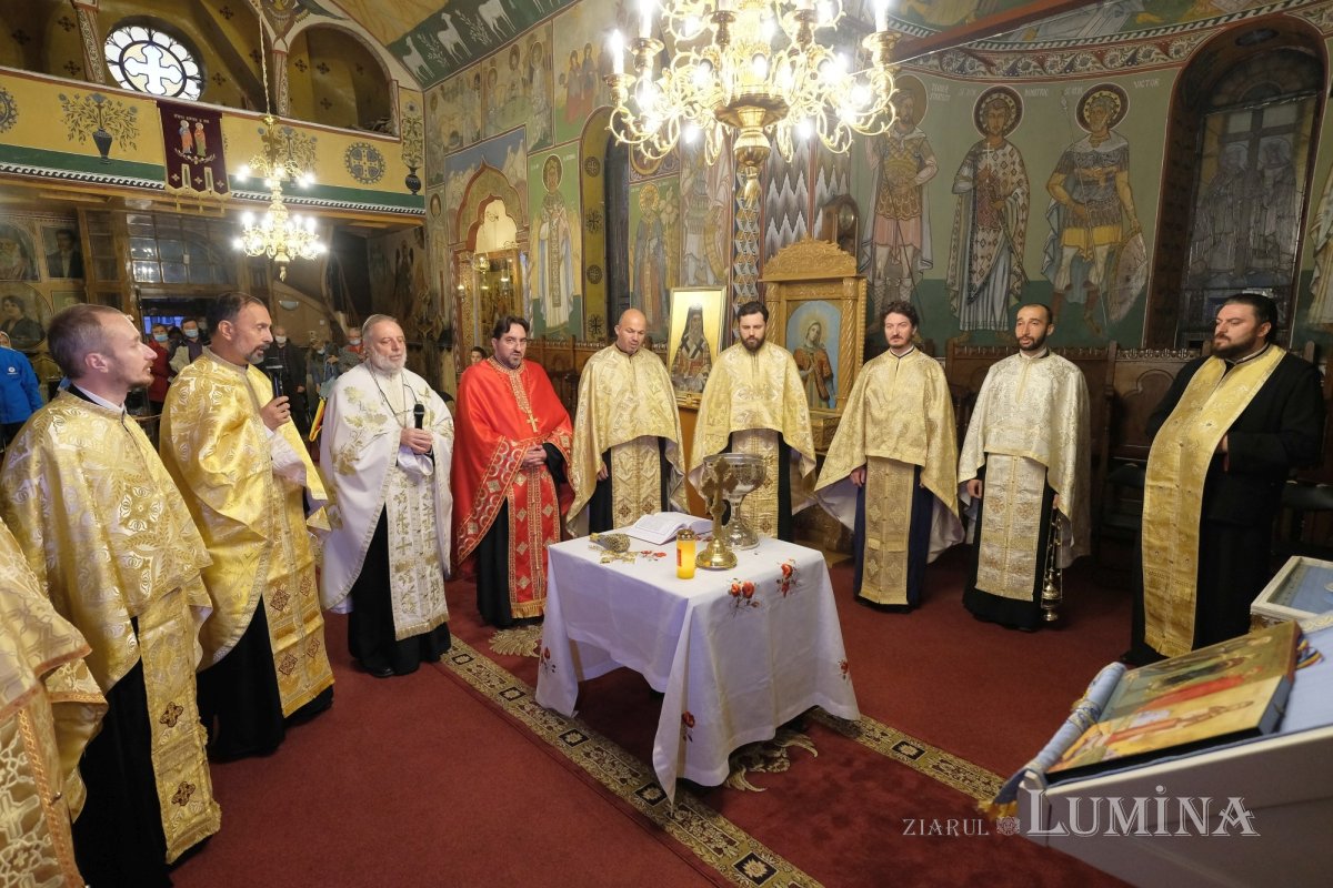 Veșmânt al Muceniței Filofteia la Biserica Oborul Vechi din Capitală 155326