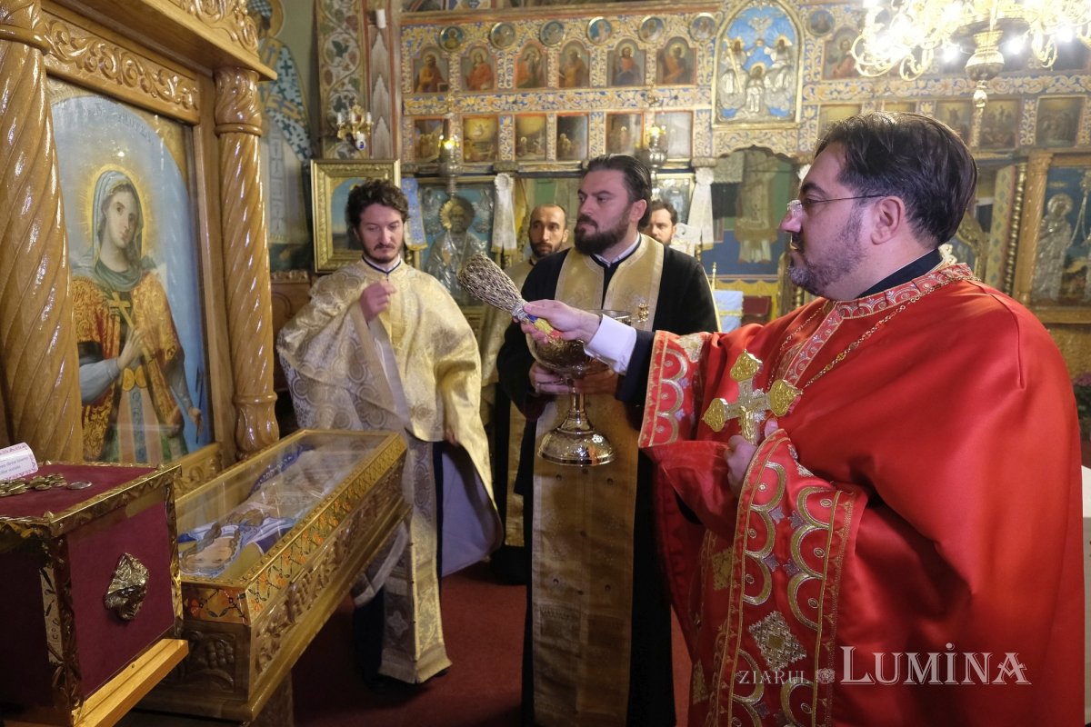 Veșmânt al Muceniței Filofteia la Biserica Oborul Vechi din Capitală 155328