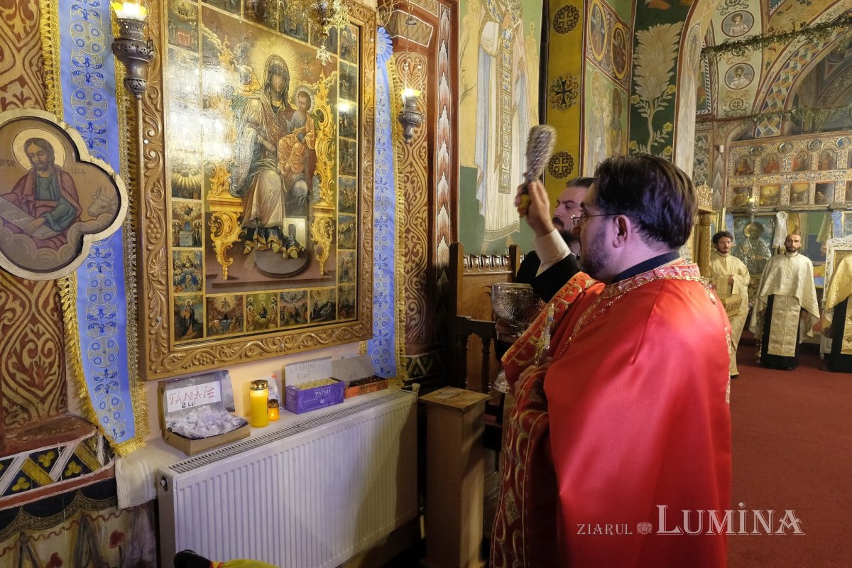 Veșmânt al Muceniței Filofteia la Biserica Oborul Vechi din Capitală 155329