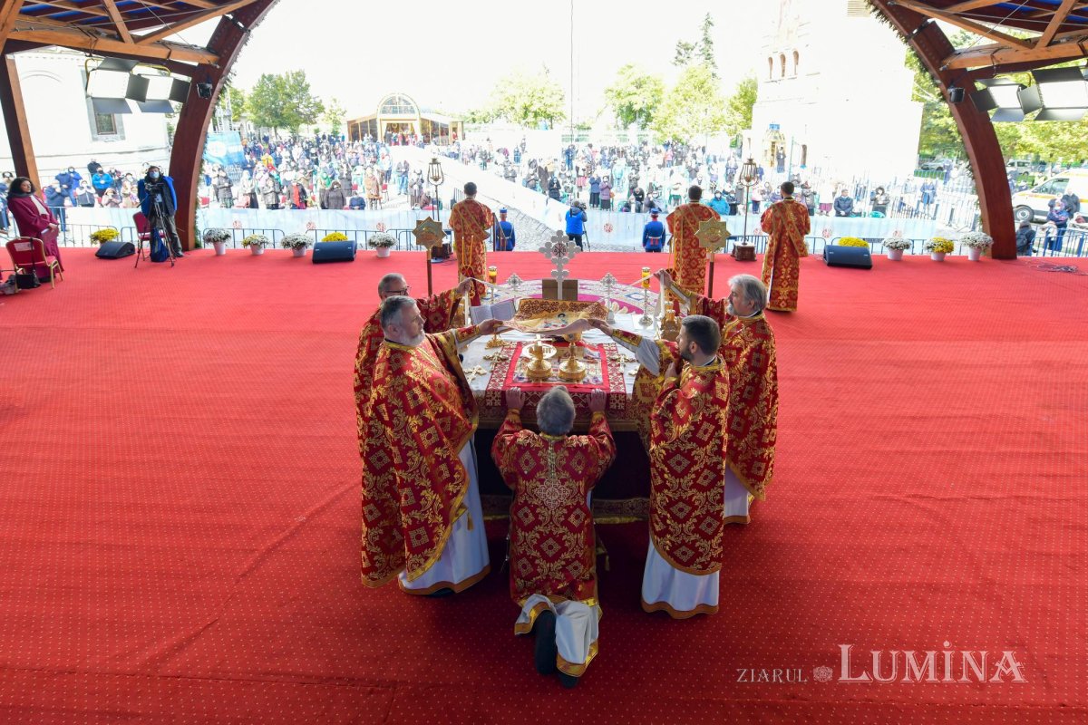 Prinos de laudă adus Mucenicului Dimitrie la Catedrala Patriarhală 155718
