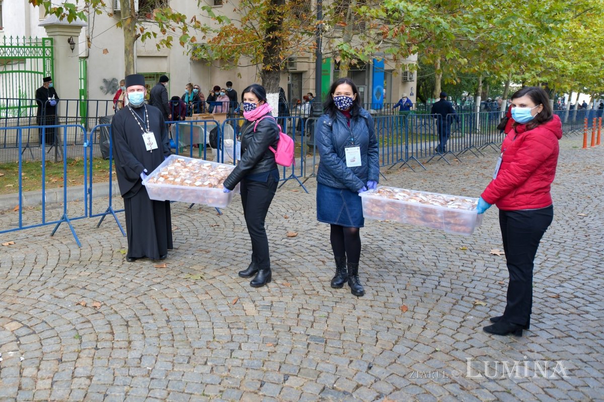 Hrană pentru credincioșii care așteaptă la rând pe Colina Patriarhiei 155751