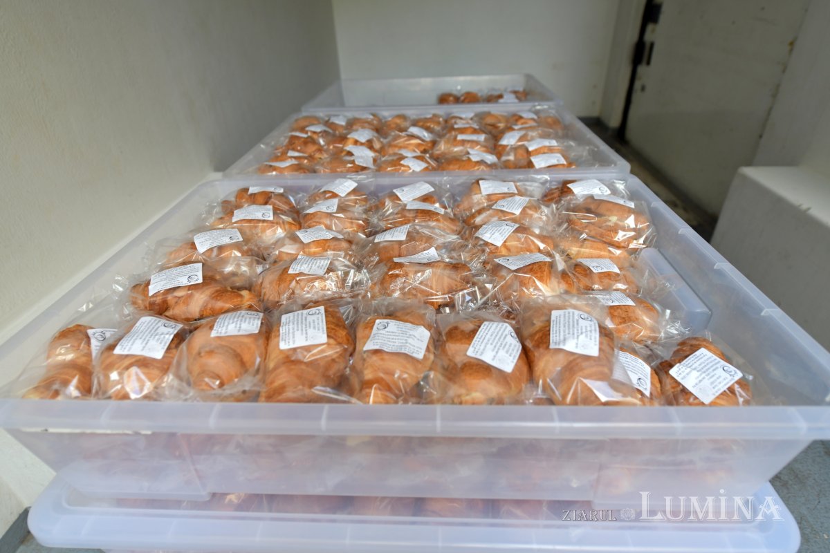 Hrană pentru credincioșii care așteaptă la rând pe Colina Patriarhiei 155752