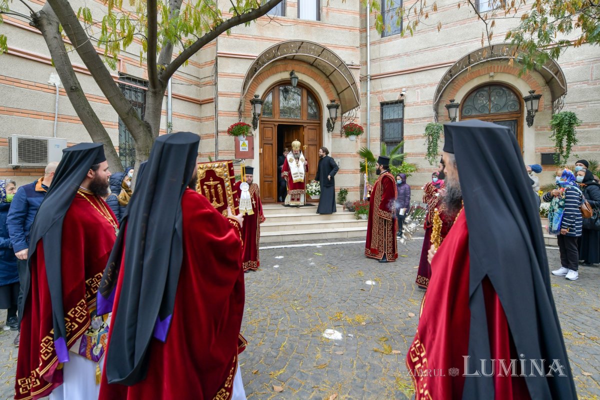 Prinos de laudă adus Sfântului Nectarie la Mănăstirea Radu Vodă 156974