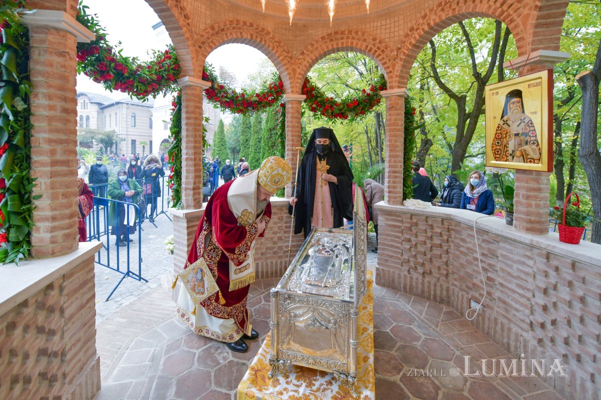 Prinos de laudă adus Sfântului Nectarie la Mănăstirea Radu Vodă 156975