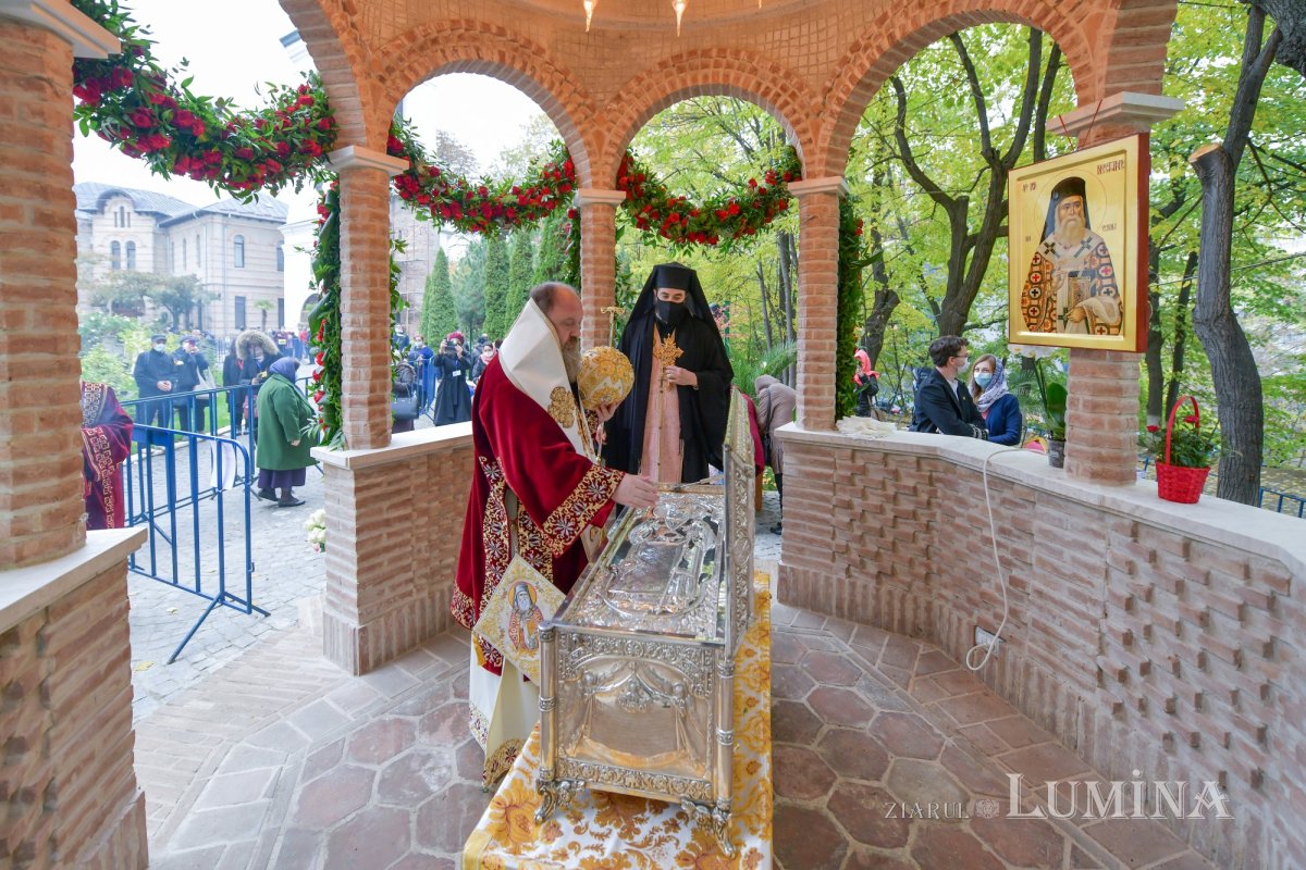 Prinos de laudă adus Sfântului Nectarie la Mănăstirea Radu Vodă 156976