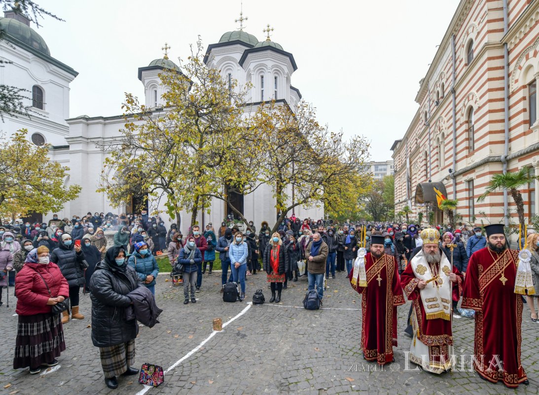 Prinos de laudă adus Sfântului Nectarie la Mănăstirea Radu Vodă 156978
