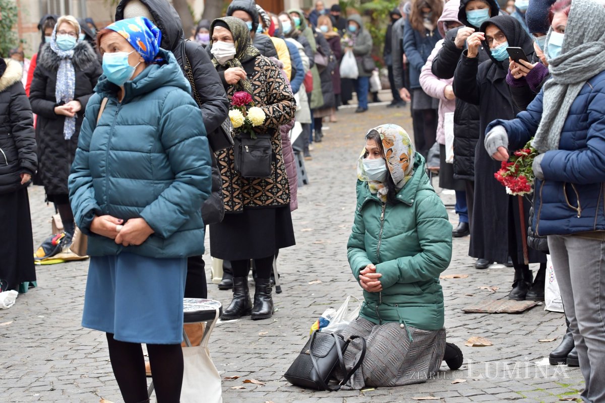 Prinos de laudă adus Sfântului Nectarie la Mănăstirea Radu Vodă 156984