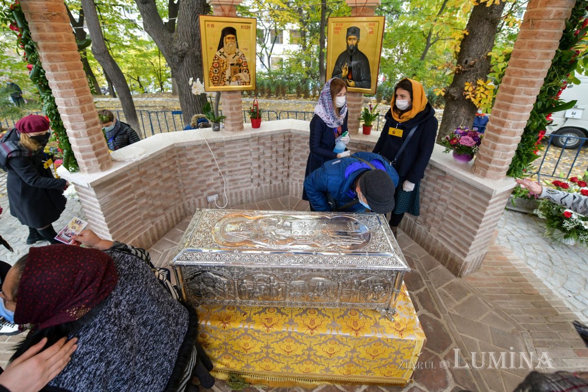 Prinos de laudă adus Sfântului Nectarie la Mănăstirea Radu Vodă 156985