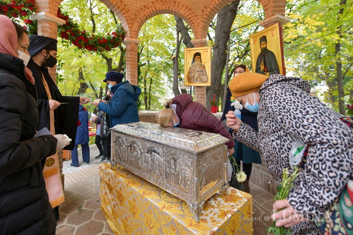 Prinos de laudă adus Sfântului Nectarie la Mănăstirea Radu Vodă 156986