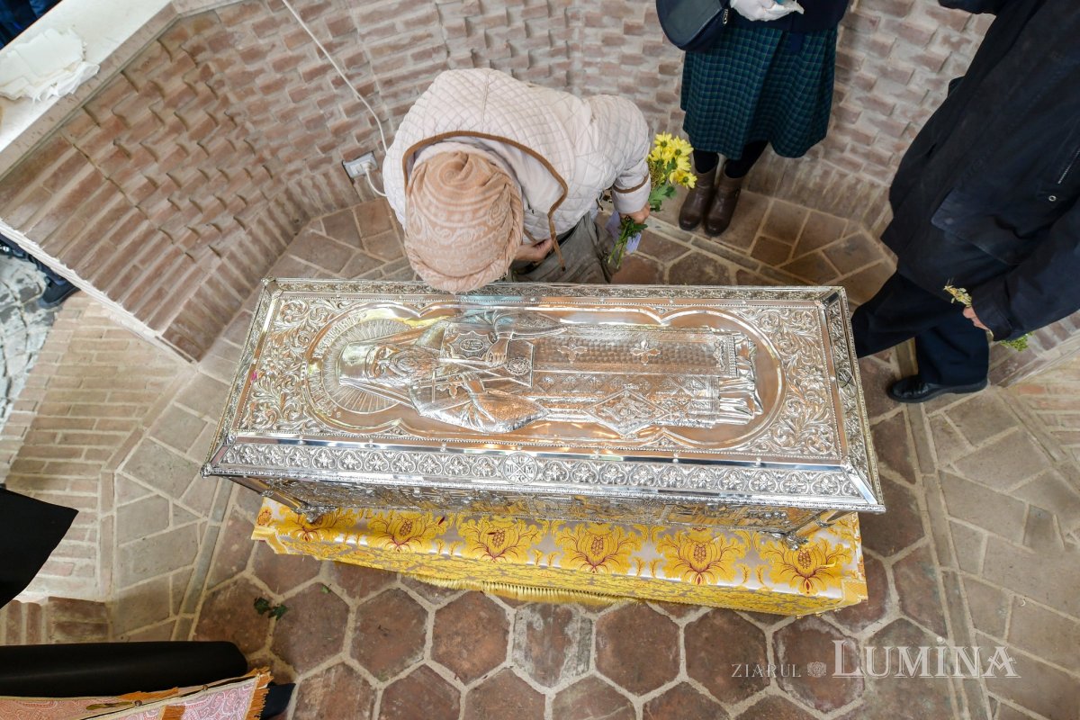 Prinos de laudă adus Sfântului Nectarie la Mănăstirea Radu Vodă 156989