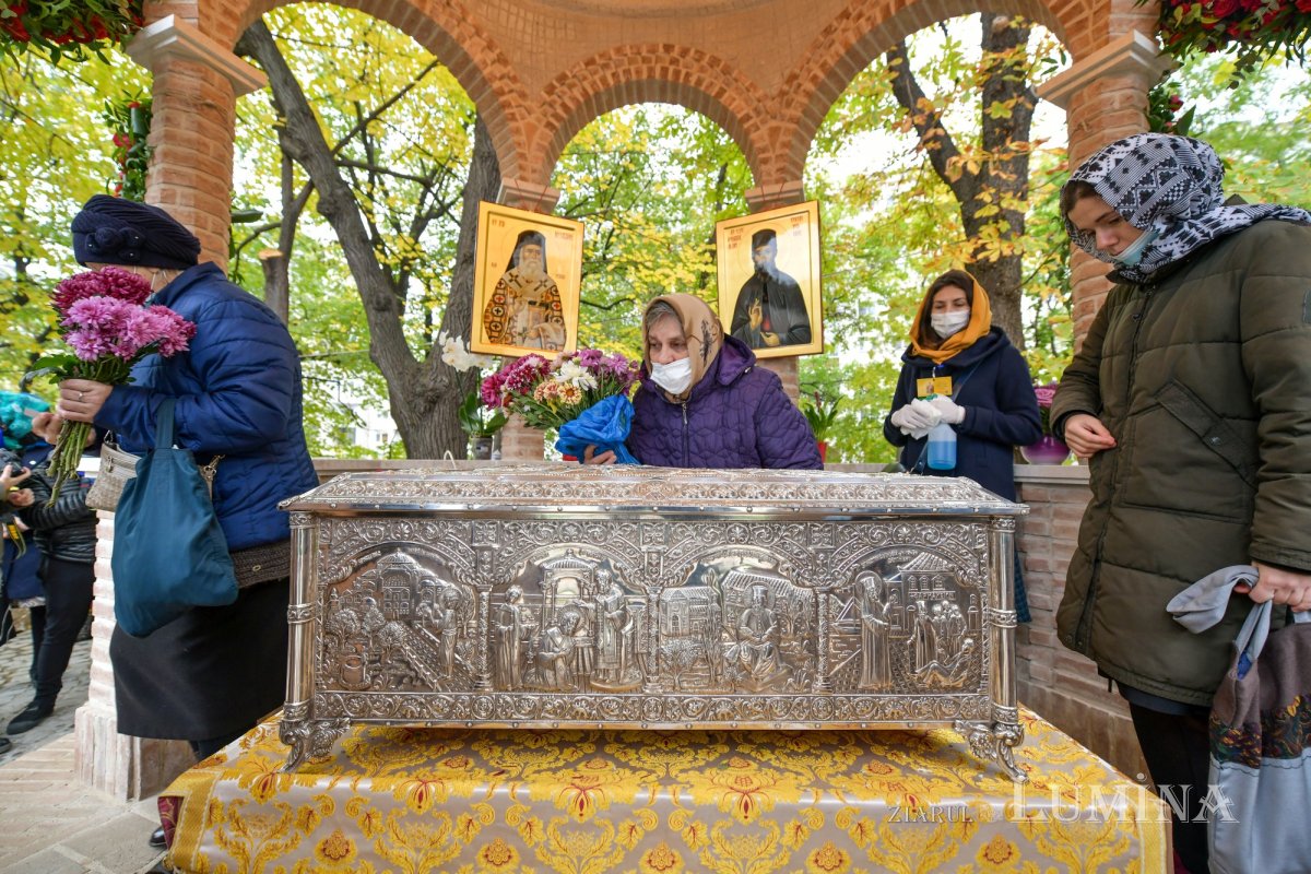 Prinos de laudă adus Sfântului Nectarie la Mănăstirea Radu Vodă 156990